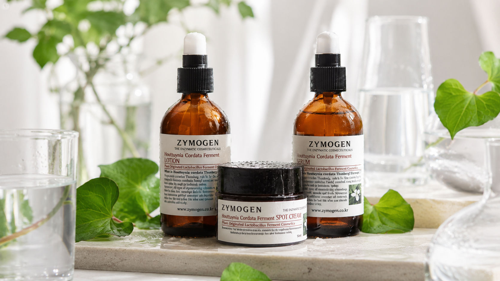 Zymogen 발효 스킨케어 제품을 정물 스타일로 연출한 이미지